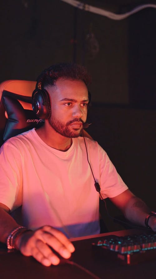 有关人, 垂直视频, 暗室的免费素材视频