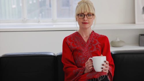 有关坐, 女人, 持械抢劫的免费素材视频