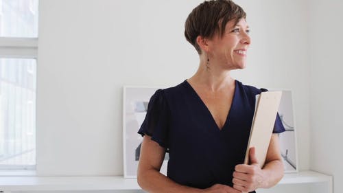 有关女人, 室内, 写字夹板的免费素材视频