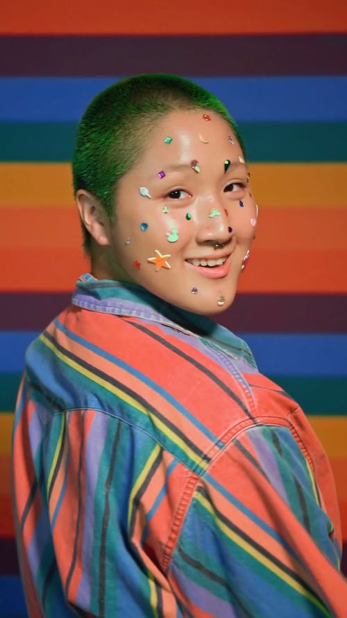 有关垂直视频, 彩虹背景, 微笑的免费素材视频