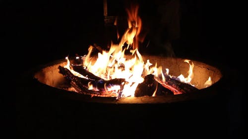有关升火的木柴, 大火, 木炭的免费素材视频