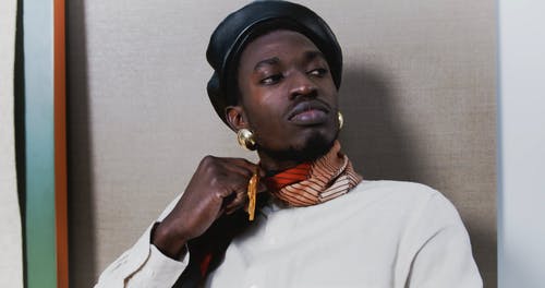 有关围巾, 坐, 室内的免费素材视频