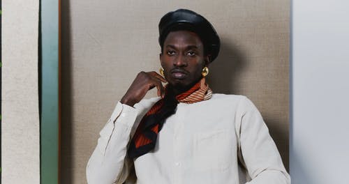 有关围巾, 坐, 室内的免费素材视频