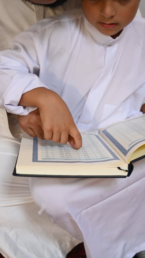 有关一起, 儿子, 古兰经的免费素材视频