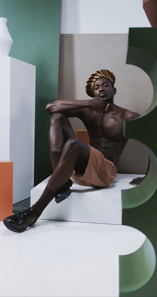 有关人, 半裸, 坐的免费素材视频