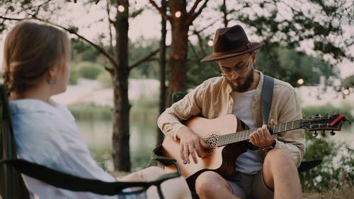 有关一对, 原声吉他, 坐的免费素材视频
