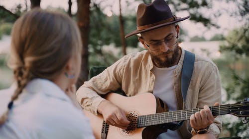 有关一对, 女人, 弹吉他的免费素材视频