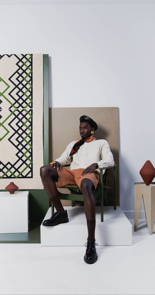 有关人, 坐, 垂直视频的免费素材视频