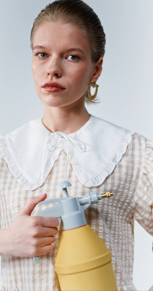 有关喷, 垂直视频, 女人的免费素材视频