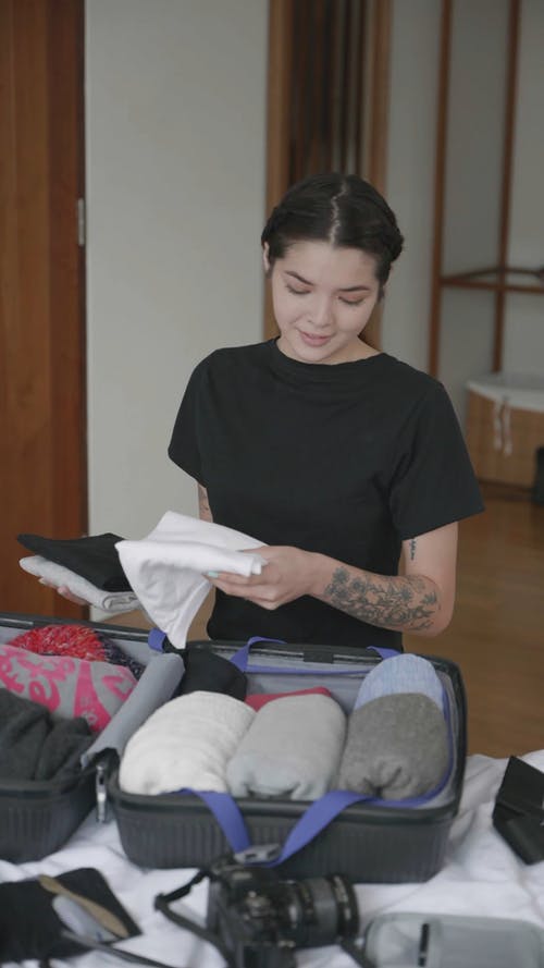 有关垂直视频, 女人, 手提箱的免费素材视频