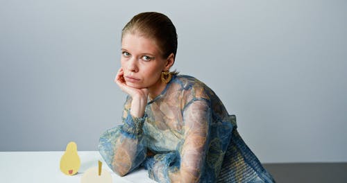 有关严肃, 女人, 工作室拍摄的免费素材视频