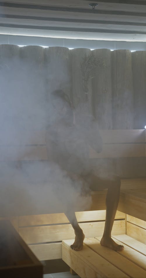 有关三温暖, 坐, 垂直视频的免费素材视频