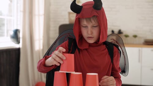 有关儿童, 塑料杯, 恶魔的免费素材视频