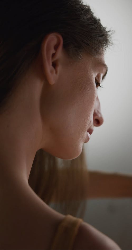 有关咖啡色头发的女人, 垂直视频, 後视图的免费素材视频