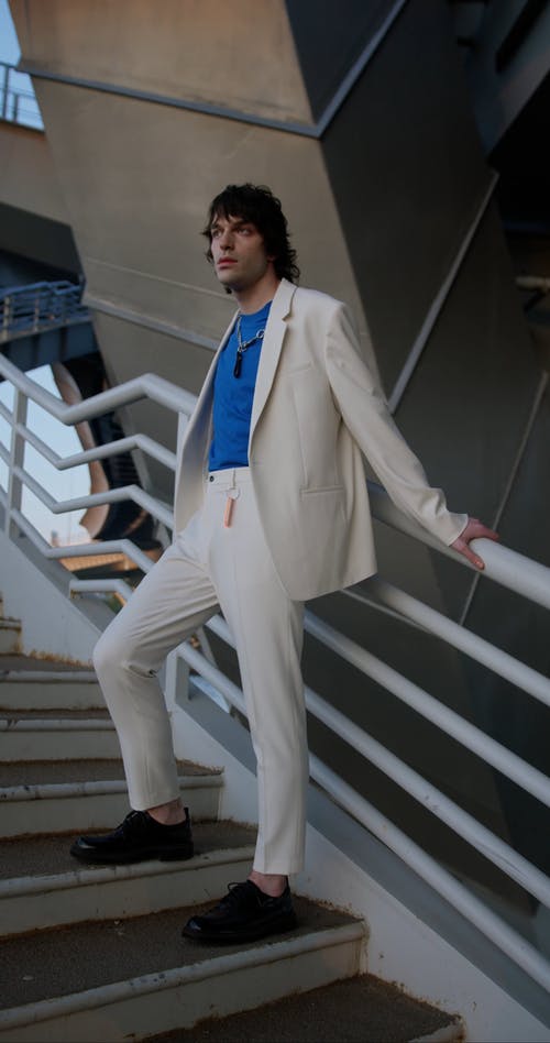 有关垂直视频, 户外, 摆姿势的免费素材视频