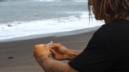 有关一个, 刺青的, 坐的免费素材视频