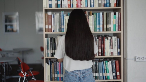 有关一摞书,图书馆,书架的免费素材视频