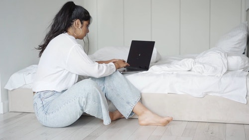 有关在地上,坐,年轻女子的免费素材视频