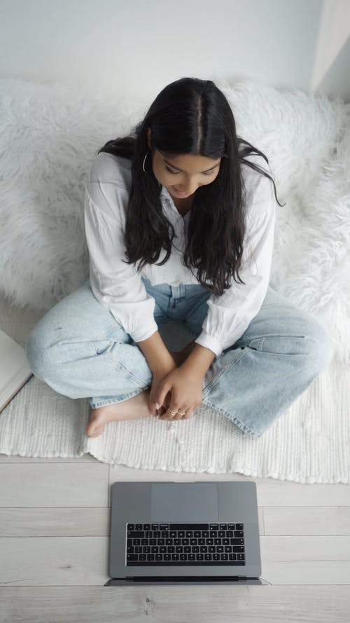 有关垂直视频, 头顶射击, 女人的免费素材视频