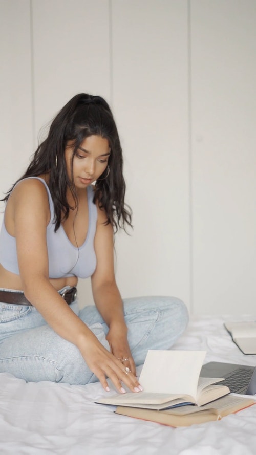 有关人,坐,垂直视频的免费素材视频