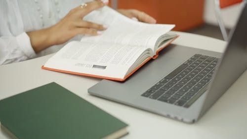 有关图书, 学生, 握住的免费素材视频