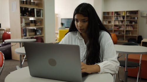 有关坐, 打字, 笔记本电脑的免费素材视频