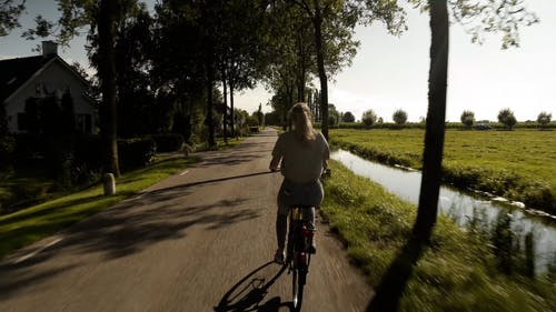 有关单车骑士, 女人, 後视图的免费素材视频