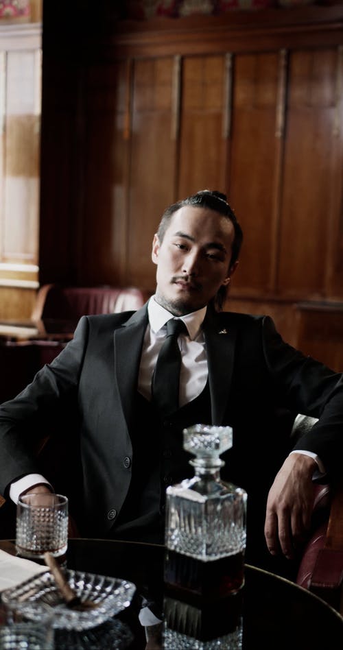 有关垂直视频, 玻璃, 看着相机的免费素材视频