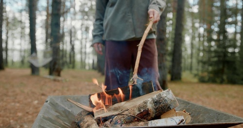 有关一对,升火的木柴,壁炉的免费素材视频