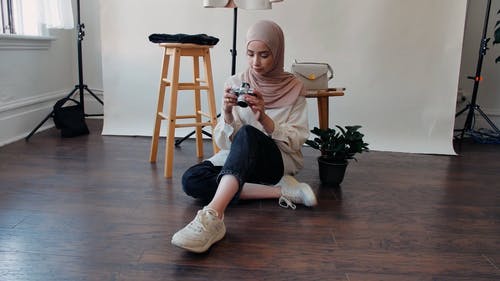 有关内容创作, 地板, 坐的免费素材视频