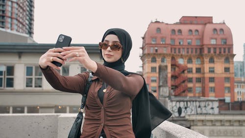 有关墨镜, 女人, 屋顶的免费素材视频