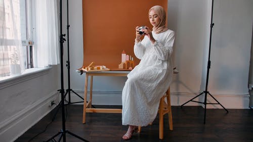 有关坐, 女人, 室内的免费素材视频