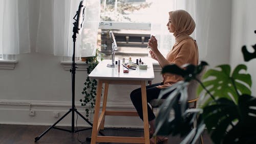 有关内容创建者, 坐, 女人的免费素材视频