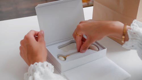 有关手, 拆箱, 握住的免费素材视频