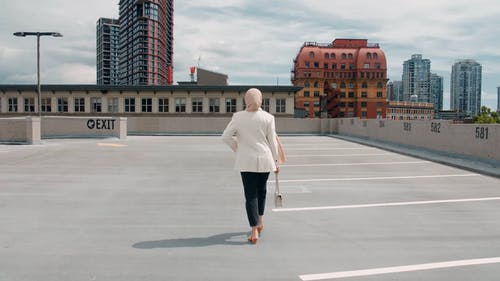 有关墨镜, 女人, 屋顶的免费素材视频