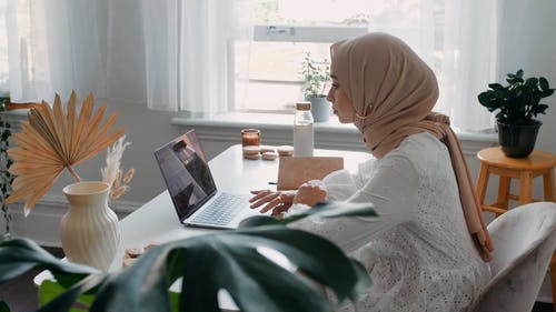 有关坐, 女人, 室内的免费素材视频