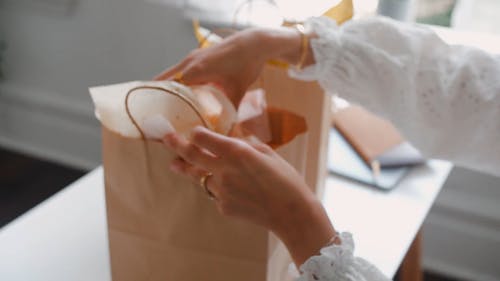 有关室内, 手, 拆包的免费素材视频