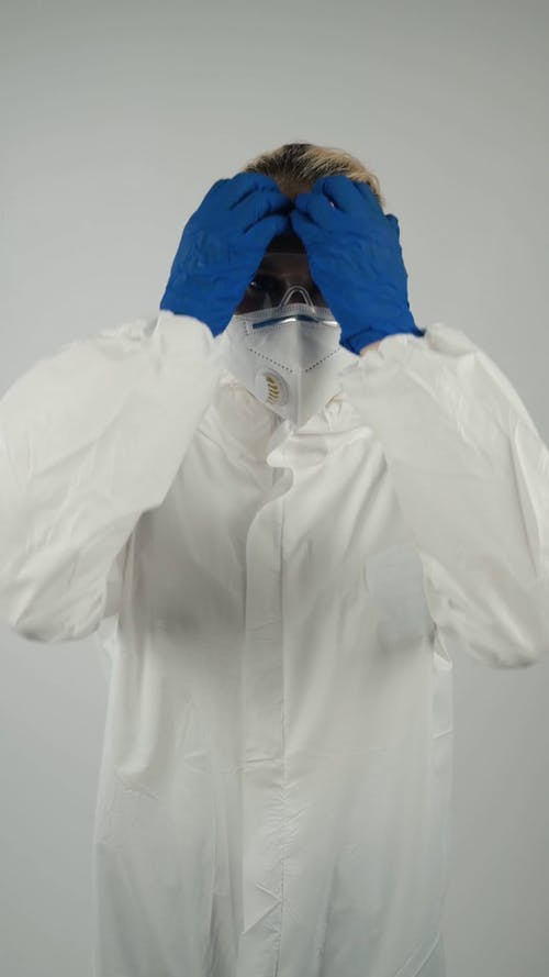 有关个人保护设备, 垂直视频, 女人的免费素材视频