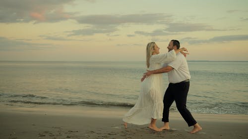 有关一对, 人, 在沙滩上的免费素材视频