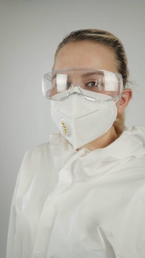 有关个人保护设备, 垂直视频, 女人的免费素材视频