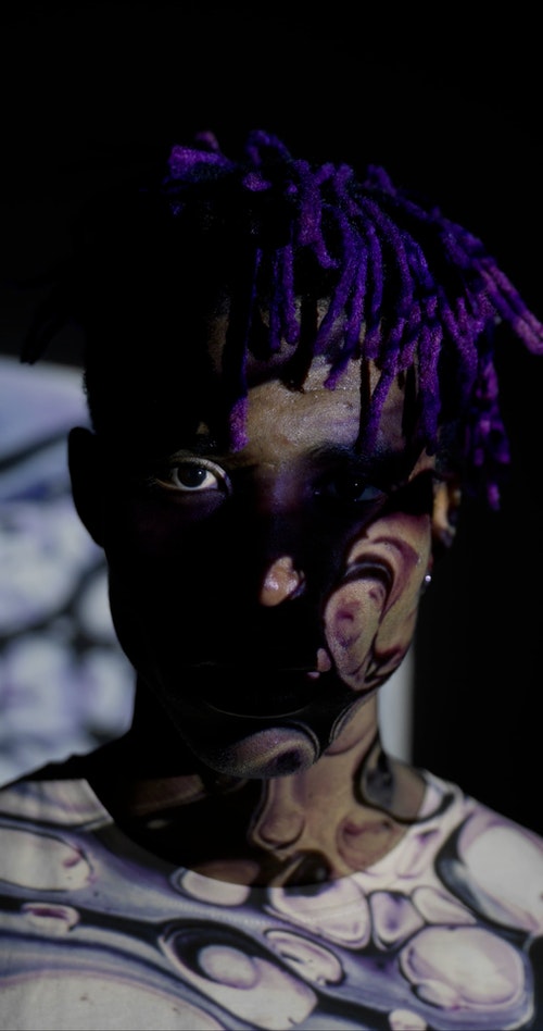 有关人,光反射,垂直视频的免费素材视频