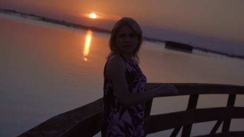 有关女人, 摆姿势, 日落的免费素材视频