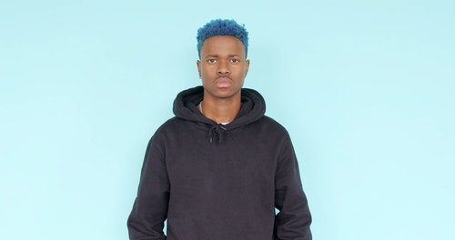 有关人,工作室拍摄,握住的免费素材视频