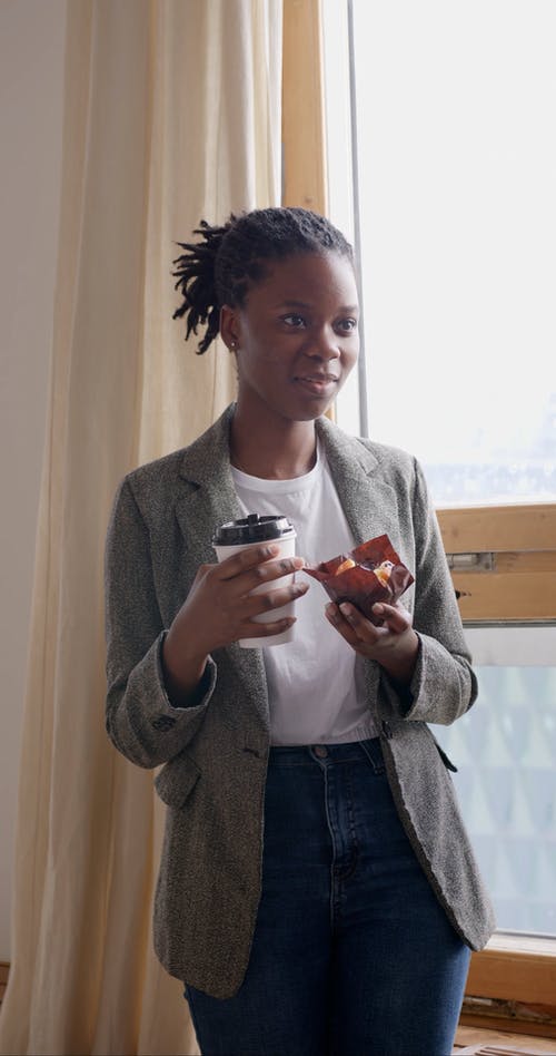 有关咖啡, 在窗户旁边, 垂直视频的免费素材视频