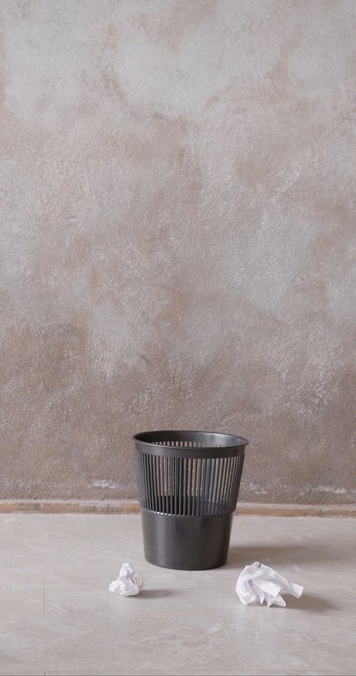 有关在地上, 垂直视频, 垃圾桶的免费素材视频