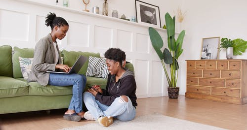 有关一起, 坐, 室内的免费素材视频