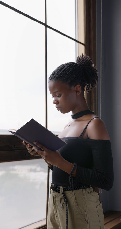 有关垂直视频, 握住, 看着的免费素材视频