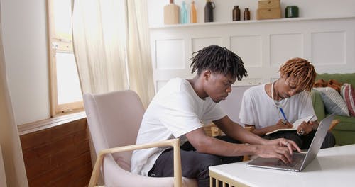 有关同事, 在家, 坐的免费素材视频