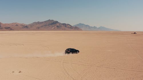 有关汽车, 沙漠, 沙漠植物的免费素材视频