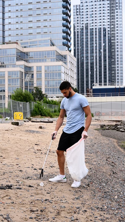 有关人, 垂直视频, 垃圾的免费素材视频